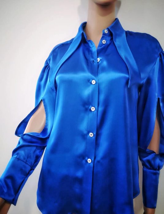 bluză albastră de mătase